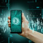 Uma mão segura um smartphone