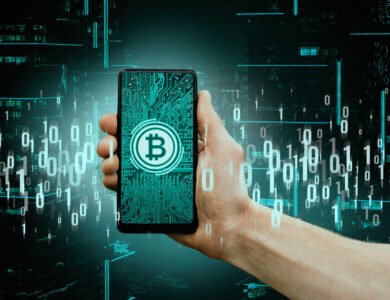 Uma mão segura um smartphone