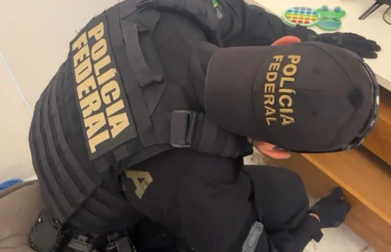 Policial Federal durante a Operação Aureus.