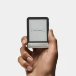 Imagem do novo dispositivo Ledger Flex com tecnologia touchscreen E-Ink, lançado na conferência Bitcoin 2024.