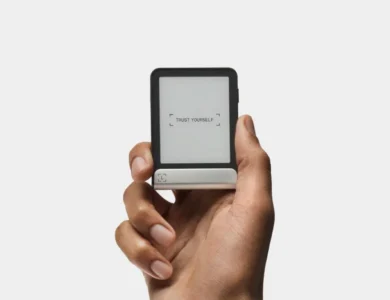 Imagem do novo dispositivo Ledger Flex com tecnologia touchscreen E-Ink, lançado na conferência Bitcoin 2024.