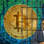 Imagem de tribunal com juiz e Glaidson Acácio dos Santos, o "Faraó dos Bitcoins", no julgamento de seu caso de pirâmide financeira e homicídios.