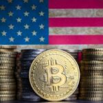 moedas de bitcoin e bandeira dos EUA no fundo