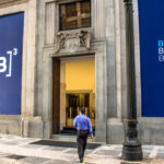 homem entrando no prédio da b3 bolsa de valores