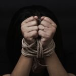 ilustração de uma pessoa amarrada