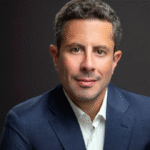 Autor do livro The Bitcoin Standard (O Padrão Bitcoin),Saifedean Ammous posa para foto