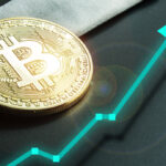 Moeda dourada de Bitcoin (BTC) próxima a uma seta que indica uma alta nos preços