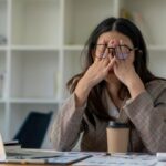mulher desesperada sentada em mesa de escritório
