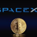 Moeda de Bitcoin à frente de logo da SpaceX