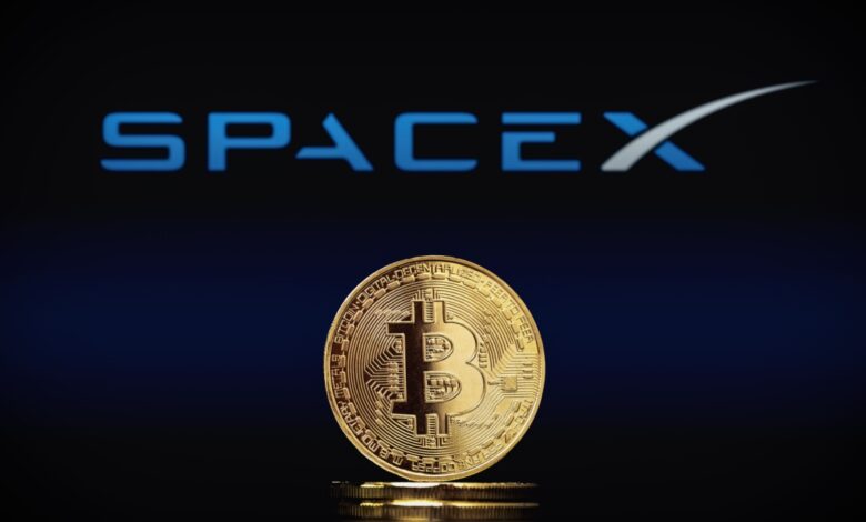Moeda de Bitcoin à frente de logo da SpaceX