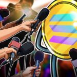 Chefe de Solana diz que Memecoins e NFTs são lixo digital