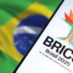logo do BRICS à frente da Bandeira do Brasil