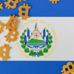 Bitcoins sobre bandeira de El Salvador