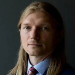 Jesse Powell posa para foto de terno e gravata