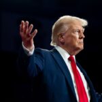 donald trump de braços erguidos