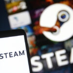 logo da Steam aparece em celular; ao fundo, coleção de jogos