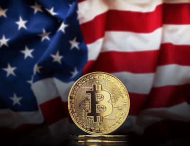 moeda de bitcoin com bandeira dos EUA no fundo
