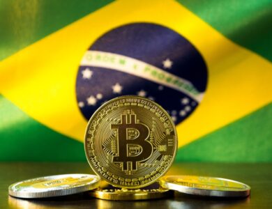 moeda de bitcoin com bandeira do brasil ao fundo (2)