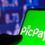 Tela de smartphone mostra logo PicPay em verde