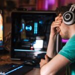 gamer triste de frente ao PC