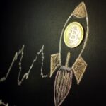 moeda de bitcoin em desenho de foguete decolando