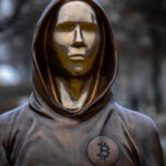 Estátua do misterioso fundador do Bitcoin, Satoshi Nakamoto, esculpida por Reka Gergely e Tamas Gilly e instalada em Budapest, na Hungria