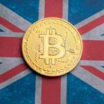 moeda de bitcoin em bandeira do reino unido