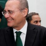 Renan Calheiros é fotografado entre pessoas