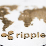Moeda prateada da Ripple com logo do XRP