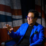 Temendo crise global, Robert Kiyosaki recomenda pequenos aportes em Bitcoin