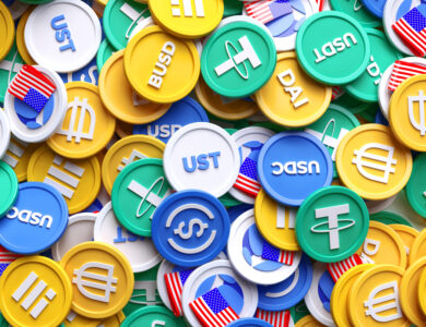 várias criptomoedas stablecoins sob uma mesa