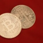 Bitcoin inicia agosto em queda e liquida bilhões no mercado de futuros