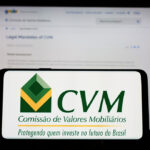 Tela de celular mostra logo da Comissão de Valores Mobiliários do Brasil CVM