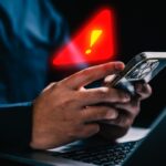 Homem consulta celular que emite red flag