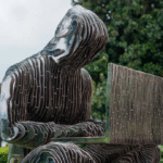 Imagem da matéria: Vândalos destroem e jogam estátua do criador do Bitcoin, Satoshi Nakamoto, em lago