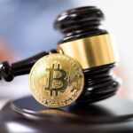 Martelo de juiz usado em tribunal e na corte com advogados na frente de uma moeda de bitcoin