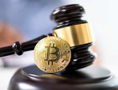 Martelo de juiz usado em tribunal e na corte com advogados na frente de uma moeda de bitcoin