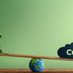 Balança apoiada por um globo-de uma lado folhas do outro Co2