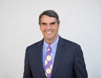 Tim Draper chama ouro de 'pré-histórico' e diz que Bitcoin é a única salvação contra inflação