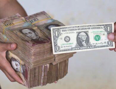 Venezuelanos correm para criptomoedas e comércio adere em massa