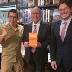 Vice-presidente do Brasil segura livro de bitcoin em evento com Renato Trezoitão