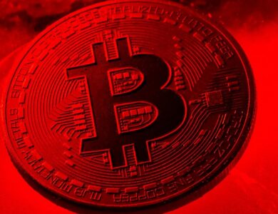 Bitcoin cai abaixo dos US$ 110.000 e gera nova onda de liquidações