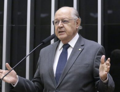 Deputado quer limitar transações em dinheiro e acabar com notas de R$ 100 e R$ 200