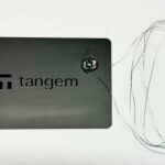 Cartão Tangem com a antena substituída por fios finos para medir o sinal eletromagnético do chip. Essa adaptação permite estudar como o chip processa comandos e testar possíveis vulnerabilidades de segurança. Fonte: Ledger.