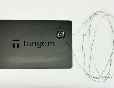Cartão Tangem com a antena substituída por fios finos para medir o sinal eletromagnético do chip. Essa adaptação permite estudar como o chip processa comandos e testar possíveis vulnerabilidades de segurança. Fonte: Ledger.