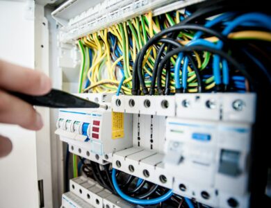 Polícia prende dois suspeitos de furto de eletricidade para minerar Bitcoin em Hong Kong