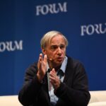 Ray Dalio diz que criptomoedas podem repetir a trajetória do ouro nas décadas de 30 e 70