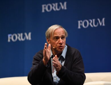 Ray Dalio diz que criptomoedas podem repetir a trajetória do ouro nas décadas de 30 e 70