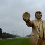 Trump recebe estátua segurando moeda de Bitcoin no capitólio americano