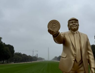 Trump recebe estátua segurando moeda de Bitcoin no capitólio americano